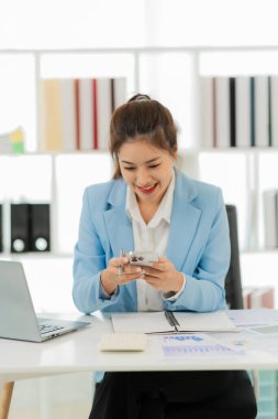 Tasarruf, finans ve ekonomi kavramını hesaplayan kadın ya da bankacı, kağıt çizelgesi raporu yazan, yıllık dengeyi hesaplayan profesyonel muhasebeci, mali rapor. Dikey resim