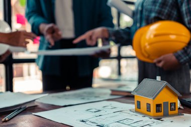 Mühendisler takımı, emlak işadamları ev tasarımı Geliştirme Mimarisi ile ilgili toplantı iç tasarım ve dekorasyon, inşaat, yakın çekim fotoğrafçılık