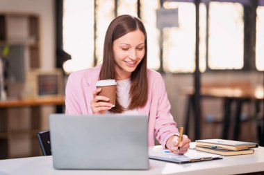 Bokeh ışıkları ile çalışan kadın çalışan, dizüstü bilgisayar teknolojisini kullanarak projenin son teslim tarihine göre fazla mesai yapıyor. finansal grafik belgesi