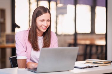 Bokeh ışıkları ile çalışan kadın çalışan, dizüstü bilgisayar teknolojisini kullanarak projenin son teslim tarihine göre fazla mesai yapıyor. finansal grafik belgesi