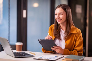 Bokeh ışıkları ile çalışan kadın çalışan, dizüstü bilgisayar teknolojisini kullanarak projenin son teslim tarihine göre fazla mesai yapıyor. finansal grafik belgesi