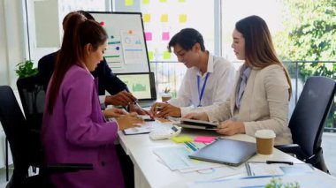 Asyalı iş grubu proje planları ve mali sonuçları görüşmek üzere toplantıyı kapattı. Piyasa stratejisi analizi, hisse senedi ticareti, mali danışman, grafik, rapor takım çalışması toplantısı