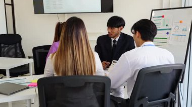 Asyalı iş grubu proje planları ve mali sonuçları görüşmek üzere toplantıyı kapattı. Piyasa stratejisi analizi, hisse senedi ticareti, mali danışman, grafik, rapor takım çalışması toplantısı