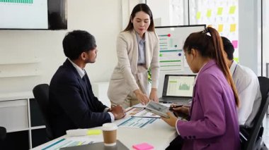 Asyalı iş grubu proje planları ve mali sonuçları görüşmek üzere toplantıyı kapattı. Piyasa stratejisi analizi, hisse senedi ticareti, mali danışman, grafik, rapor takım çalışması toplantısı