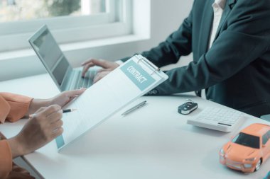 Araba simsarları müşterilere yardım eder ve araba irtibat detaylarını açıklar. Araba anahtarları, araba sigortası belgeleri ya da kira belgeleri imzalamak kontrat ya da anlaşma imzalarken.