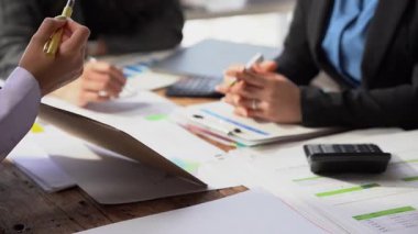Küçük bir grup işadamı şirket kuruyor, finansal verileri, grafikleri ve dizüstü bilgisayarları gösteren dijital tablet kullanarak yaratıcı toplantılar planlıyorlar..