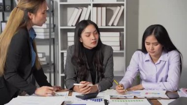 Küçük bir grup işadamı şirket kuruyor, finansal verileri, grafikleri ve dizüstü bilgisayarları gösteren dijital tablet kullanarak yaratıcı toplantılar planlıyorlar..