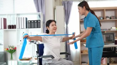 Asyalı kadın fizyoterapist, kas dokusu zedelenmesi olan yaşlı bir kadın hastayla ilgileniyor..