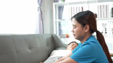 Asyalı kadın fizyoterapist, kas dokusu zedelenmesi olan yaşlı bir kadın hastayla ilgileniyor..