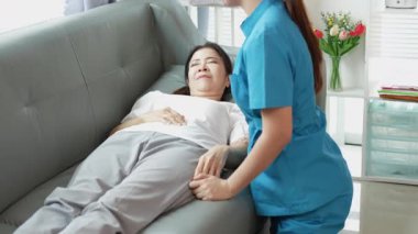 Asyalı kadın fizyoterapist, kas dokusu zedelenmesi olan yaşlı bir kadın hastayla ilgileniyor..