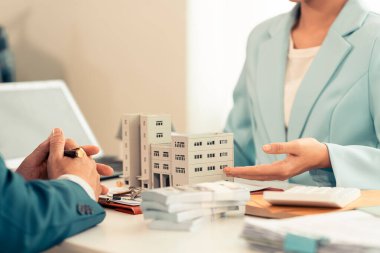 Ev sigortası acentesi. Ev alıp satmak için sözleşme imzalıyor. Konut, mülk sigortası, anahtarlar, ev, ipotek, gayrimenkul, yakın çekim fotoğrafı.