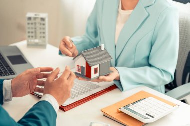 Ev sigortası acentesi. Ev alıp satmak için sözleşme imzalıyor. Konut, mülk sigortası, anahtarlar, ev, ipotek, gayrimenkul, yakın çekim fotoğrafı.