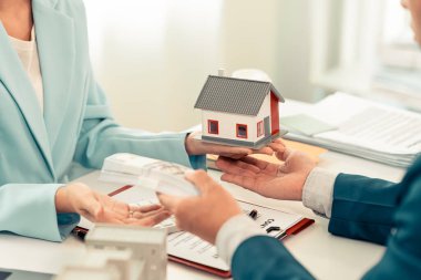 Ev sigortası acentesi. Ev alıp satmak için sözleşme imzalıyor. Konut, mülk sigortası, anahtarlar, ev, ipotek, gayrimenkul, yakın çekim fotoğrafı.