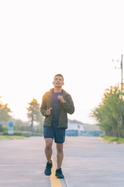 Erkekler maratona, eğitime ya da egzersize başlamak, sağlıklarına dikkat etmek ve doğadaki sporcu ve koşucularla ısınmak için esniyorlar..