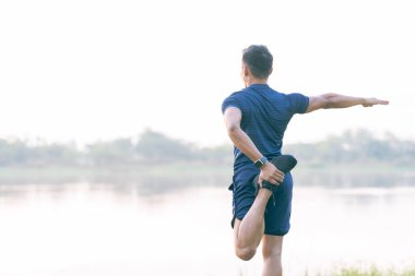 Erkekler maratona, eğitime ya da egzersize başlamak, sağlıklarına dikkat etmek ve doğadaki sporcu ve koşucularla ısınmak için esniyorlar..