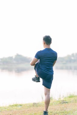 Erkekler maratona, eğitime ya da egzersize başlamak, sağlıklarına dikkat etmek ve doğadaki sporcu ve koşucularla ısınmak için esniyorlar..