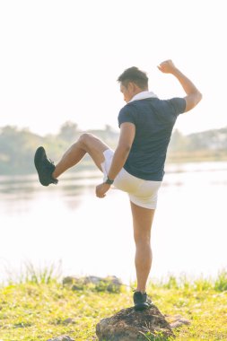 Erkekler maratona, eğitime ya da egzersize başlamak, sağlıklarına dikkat etmek ve doğadaki sporcu ve koşucularla ısınmak için esniyorlar..