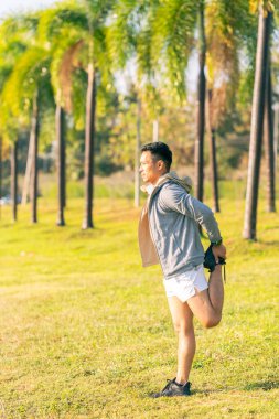 Erkekler maratona, eğitime ya da egzersize başlamak, sağlıklarına dikkat etmek ve doğadaki sporcu ve koşucularla ısınmak için esniyorlar..