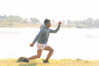 Erkekler maratona, eğitime ya da egzersize başlamak, sağlıklarına dikkat etmek ve doğadaki sporcu ve koşucularla ısınmak için esniyorlar..
