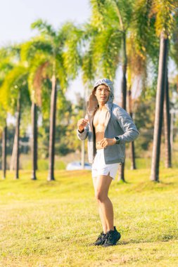 Erkekler maratona, eğitime ya da egzersize başlamak, sağlıklarına dikkat etmek ve doğadaki sporcu ve koşucularla ısınmak için esniyorlar..
