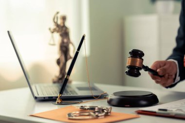 Adalet avukatı, takım elbiseli işadamı veya avukat yasal belgeler, tavsiye ve adalet kavramı, hukuk hizmeti, yakın plan portre
