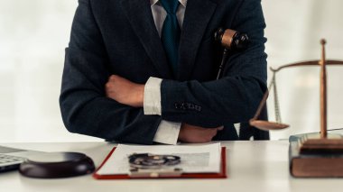 Adalet avukatı, takım elbiseli işadamı veya avukat yasal belgeler, tavsiye ve adalet kavramı, hukuk hizmeti, yakın plan portre