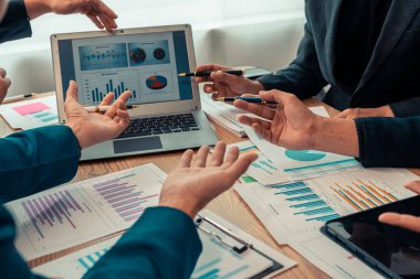 İş ittifakı grupları belgeleri analiz ederek, kurul toplantısında raporları tartışarak. Çok ırklı bir ekip, bir iş stratejisi geliştirmek için bir proje üzerinde görüşmeler yapıyor. Resmi kapat..