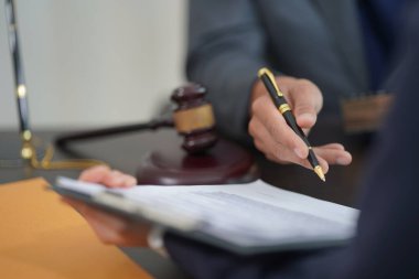 Yargıç Hammer ve Avukatlar Hakimi 'nin Hukuk Bürosu' nda bir takım toplantısı var. Yargıç ve avukatlar, adaletsizliğin hukuksal kavramını tartışıyorlar.