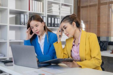 Ofiste ciddi şekilde çalışan iki kadın streslidir ve ofiste masalarında çalışırken düzgün düşünemezler. Endişeyi artıran zorlu durumlarla karşılaşmak