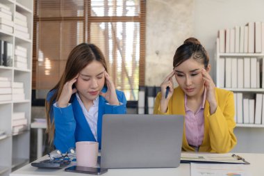 Ofiste ciddi şekilde çalışan iki kadın streslidir ve ofiste masalarında çalışırken düzgün düşünemezler. Endişeyi artıran zorlu durumlarla karşılaşmak