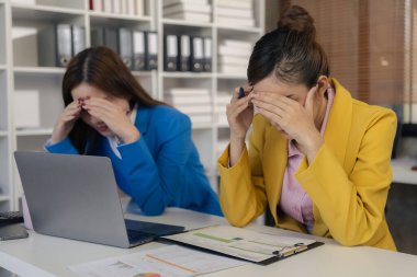 Ofiste ciddi şekilde çalışan iki kadın streslidir ve ofiste masalarında çalışırken düzgün düşünemezler. Endişeyi artıran zorlu durumlarla karşılaşmak