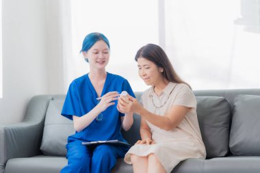 Asyalı yaşlı kadın hemşireler Mutlu Diş muayenesi sırasında sağlığınızı kontrol eder ve sağlık personelinden tavsiye alırlar. Evdeki yaşlılara bakmak.