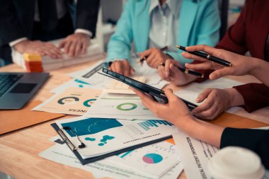 Beyin fırtınası stratejisi konsepti, paylaşım, analiz, tablolar, belgeler, el kağıdı, takım çalışması, danışmanlık, büyük verileri düzenleme, yakın plan görüntü