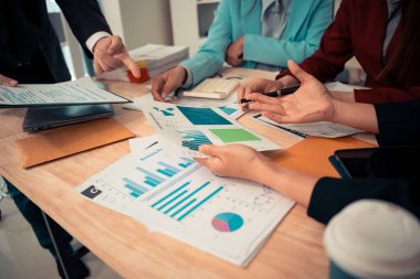 Beyin fırtınası stratejisi konsepti, paylaşım, analiz, tablolar, belgeler, el kağıdı, takım çalışması, danışmanlık, büyük verileri düzenleme, yakın plan görüntü