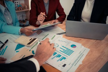 Beyin fırtınası stratejisi konsepti, paylaşım, analiz, tablolar, belgeler, el kağıdı, takım çalışması, danışmanlık, büyük verileri düzenleme, yakın plan görüntü