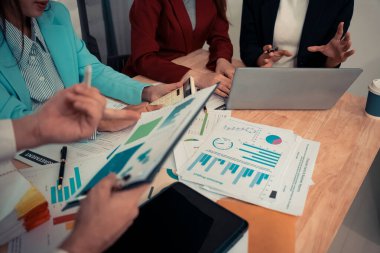 Beyin fırtınası stratejisi konsepti, paylaşım, analiz, tablolar, belgeler, el kağıdı, takım çalışması, danışmanlık, büyük verileri düzenleme, yakın plan görüntü