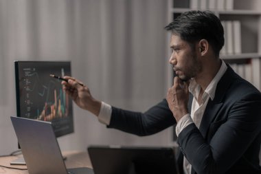 Borsa analisti, veri alışverişi, bilgisayar ekranında dijital çizelge yatırım, risk analizi, finans hakkında düşünme