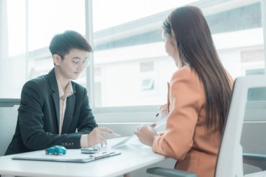Ofiste çalışırken menajeri tarafından dokunulduktan sonra korkan bir kadın işyerinde cinsel tacize uğradı. Kurumsal ayrımcılık kavramı