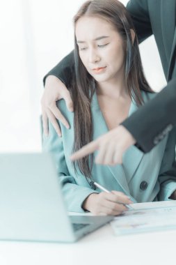 Ofiste çalışırken menajeri tarafından dokunulduktan sonra korkan bir kadın işyerinde cinsel tacize uğradı. Kurumsal ayrımcılık kavramı