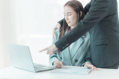 Ofiste çalışırken menajeri tarafından dokunulduktan sonra korkan bir kadın işyerinde cinsel tacize uğradı. Kurumsal ayrımcılık kavramı