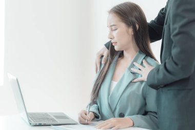 Ofiste çalışırken menajeri tarafından dokunulduktan sonra korkan bir kadın işyerinde cinsel tacize uğradı. Kurumsal ayrımcılık kavramı