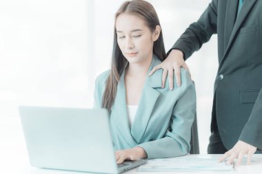 Ofiste çalışırken menajeri tarafından dokunulduktan sonra korkan bir kadın işyerinde cinsel tacize uğradı. Kurumsal ayrımcılık kavramı