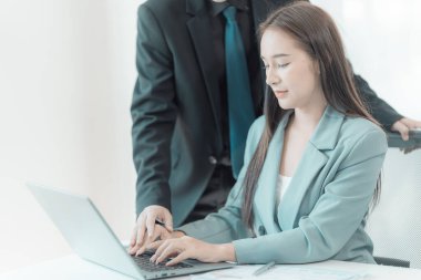 Ofiste çalışırken menajeri tarafından dokunulduktan sonra korkan bir kadın işyerinde cinsel tacize uğradı. Kurumsal ayrımcılık kavramı