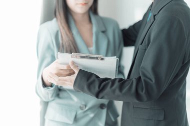 Ofiste çalışırken menajeri tarafından dokunulduktan sonra korkan bir kadın işyerinde cinsel tacize uğradı. Kurumsal ayrımcılık kavramı