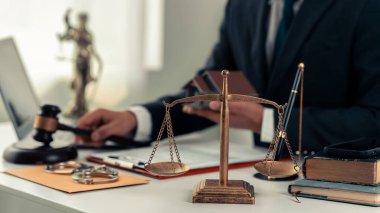 Minyatür ev, haciz müzayedesi, avukat, arka planda bulanık ev olan tahta çekiç. Emlak müzayedesi ve haciz konsepti