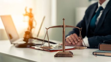 Erkek avukat, davaları planlamak için çeşitli sözleşmelere ilişkin hukuki tavsiyelerde bulunuyor. Hukuki kavramlar, tavsiyeler, hukuk hizmetleri, çizgi sanatı