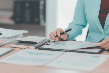 Grafiklere bakan muhasebeci: Mali kalkınma grafiği, banka hesabı, istatistik, ekonomi, veri analizi, yatırım, borsa, yakın plan görüntü