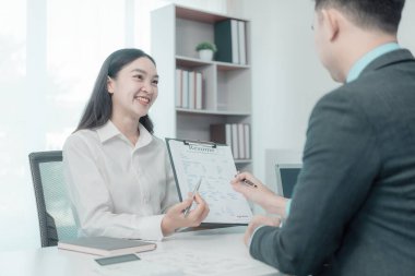 İş başvuruları, sözleşmeler ve istihdam başvurularının özgeçmişini başvuru sahibinin profiline gönder. Bir İK yöneticisi bir şirket kiralamayı düşünüyor..