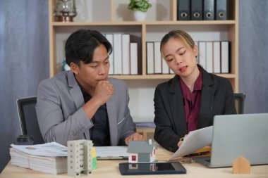 Emlakçılar müşterilere fiyatlar, mortgage sözleşmeleri, krediler, emlak kira sözleşmeleri, kira fiyat analizleri, satış sözleşmeleri, ipotek teklifleri sunuyorlar. ve ev sigortası