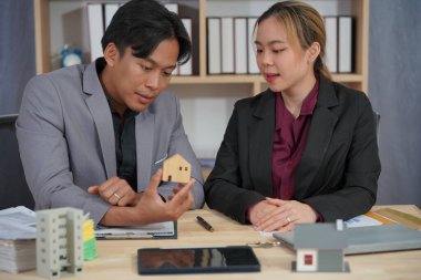 Emlakçılar müşterilere fiyatlar, mortgage sözleşmeleri, krediler, emlak kira sözleşmeleri, kira fiyat analizleri, satış sözleşmeleri, ipotek teklifleri sunuyorlar. ve ev sigortası